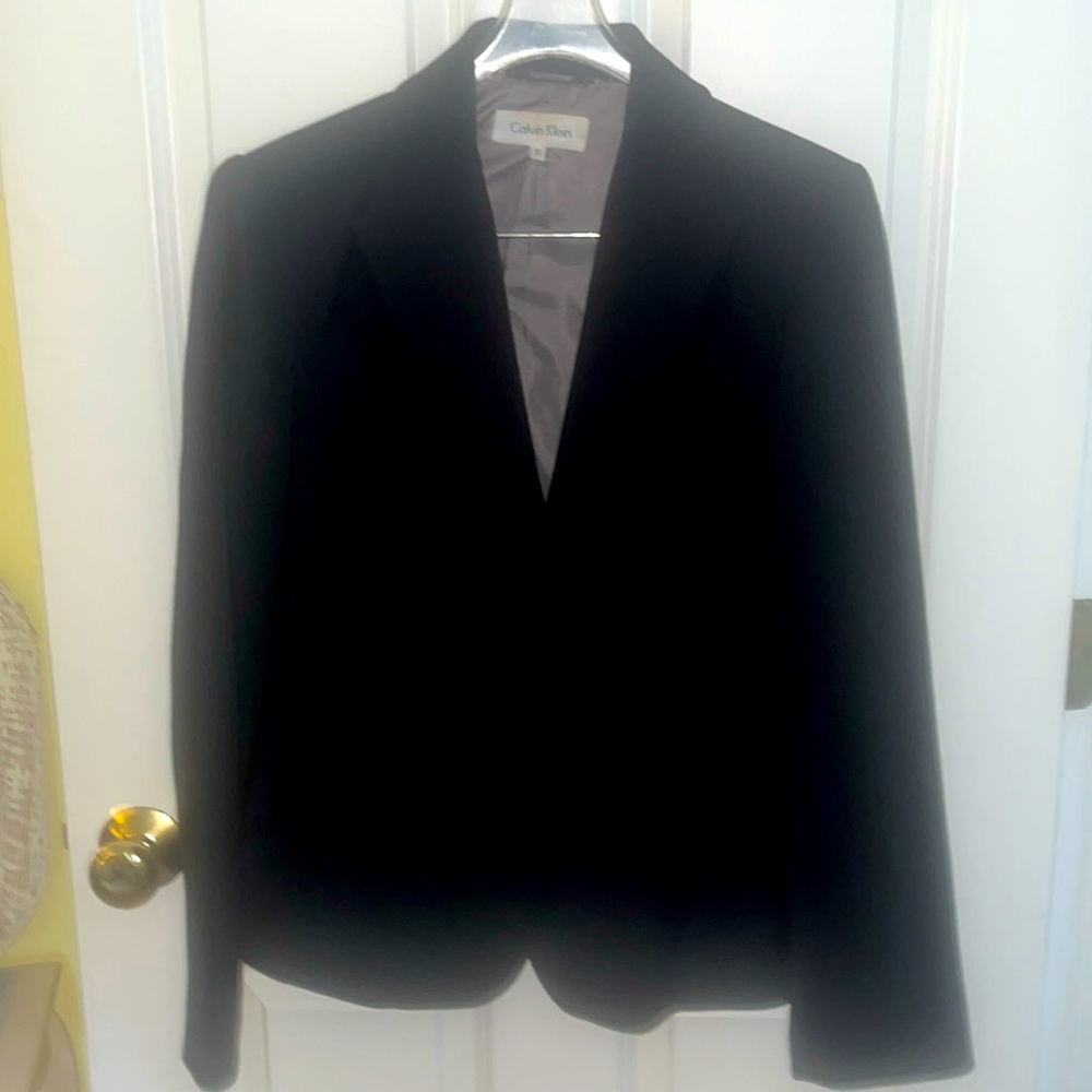 EUC! Women’s Calvin Klein one button black blazer. Size 10.